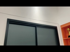 16Une porte coulissante extrêmement étroite.